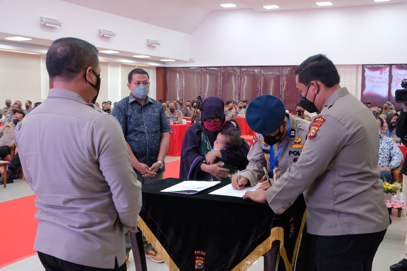 Jelang Masa Pensiun, Personel Brimob Menangis Dapat Rumah dari Kapolda Riau